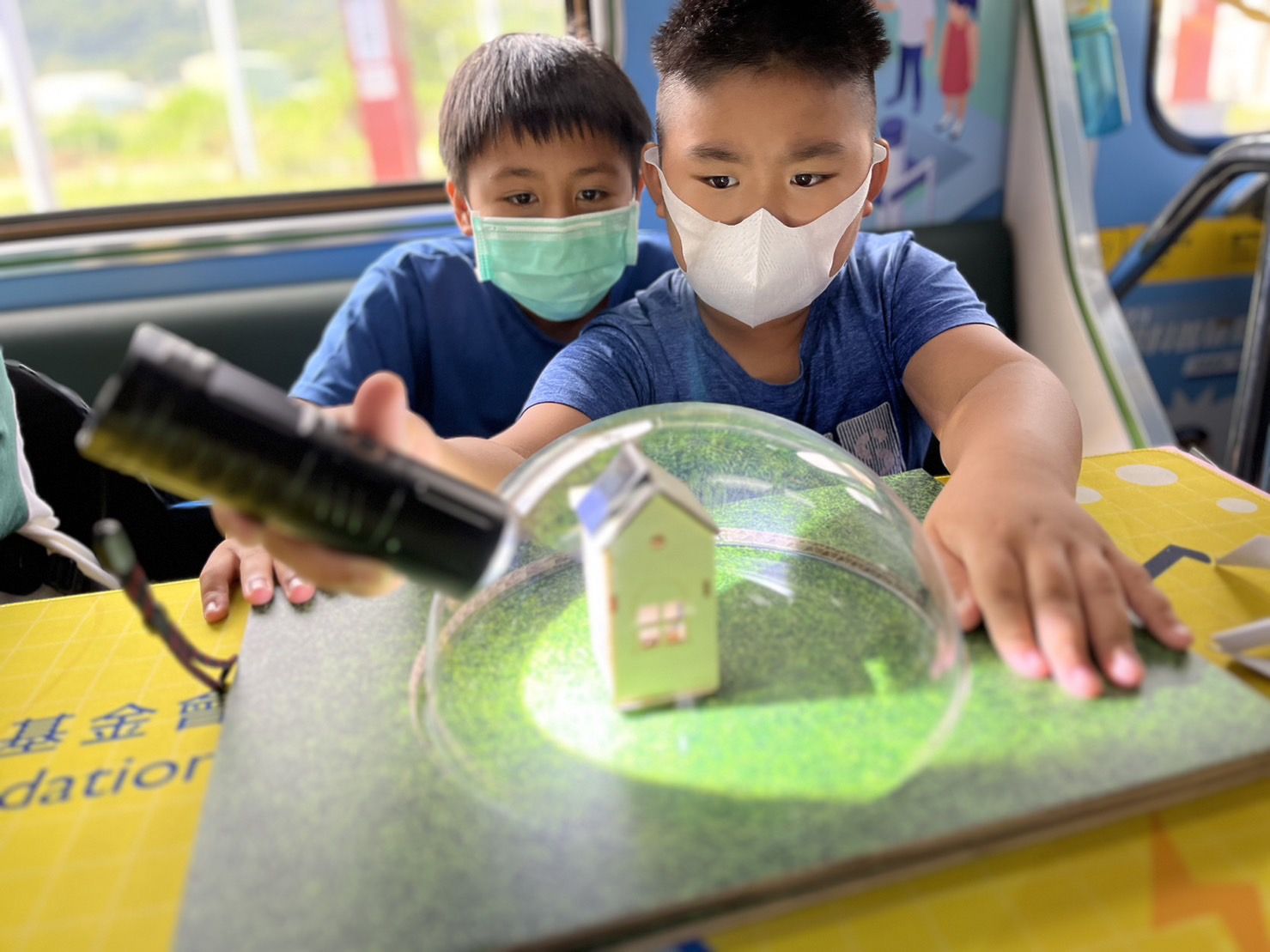 PA视讯參與基礎科學主題車廂，以STEAM教學精神，設計「逐日科學家」、「太陽能工程師」以及「淨零建築師」三大能源科普課程和實驗